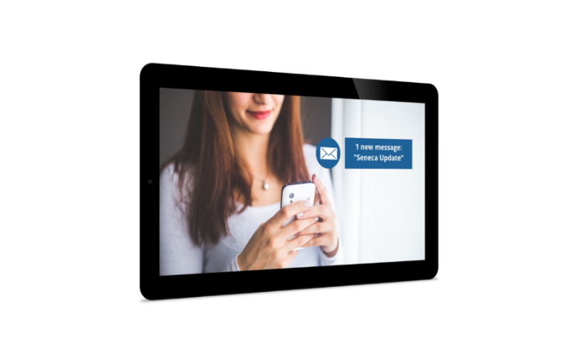 Sfeerbeeld vrouw ontvangt nieuwsbrief op mobiele telefoon